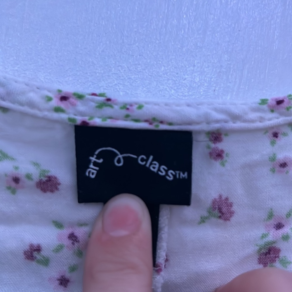 White cardigan with flowers - Picture 4 of 5